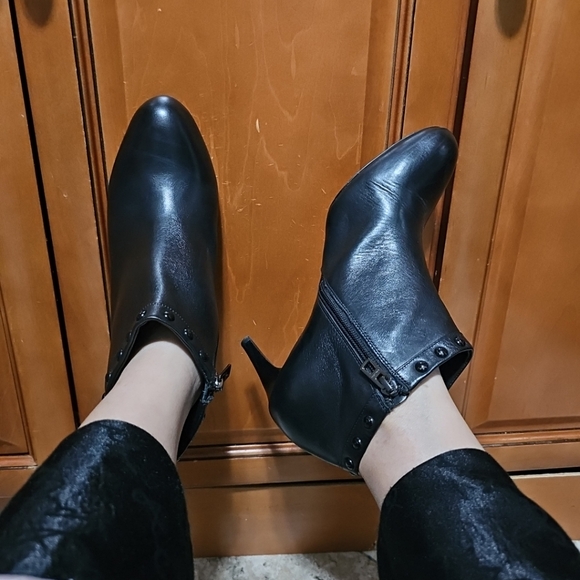 Coach Holiday Leather Ankle Mid Heel Booties Size 9.5 - Picture 3 of 10